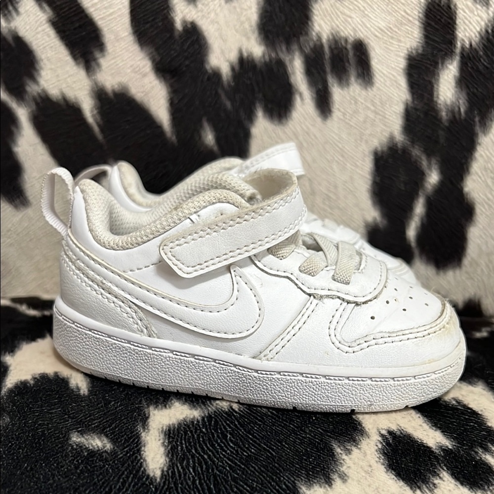 Nike White Sneakers Classic Air Force 1 Design